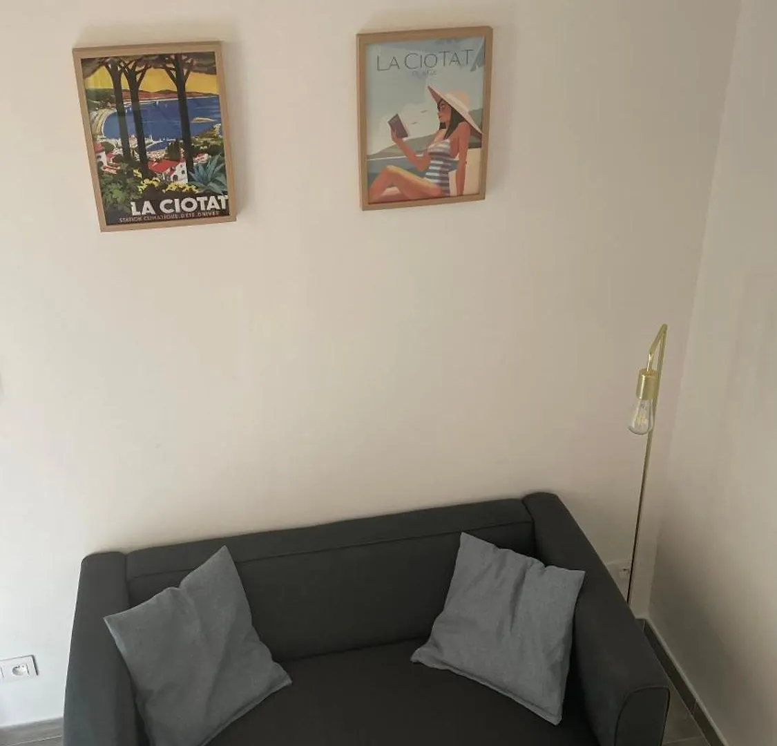 Studio Calme Avec Jardin Et Parking Prive La Ciotat Apartment